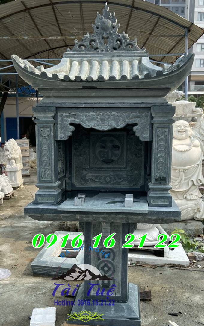 Bàn thờ đá xanh rêu một mái thờ ngoài trời tại Ninh Thuận