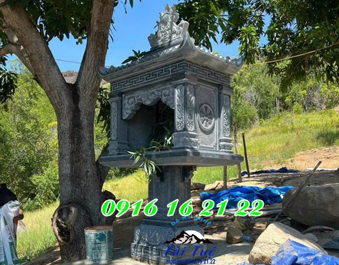 Cây hương thờ thiên địa đá xanh đen có mái tại Bình Định Cây hương thờ thiên địa đá xanh đen có mái tại Bình Định